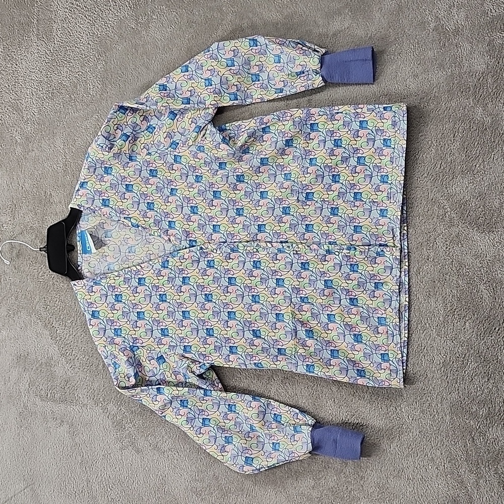 Crest Pastel Scrub Top S with Two Large Pockets on the Front With Button Snaps